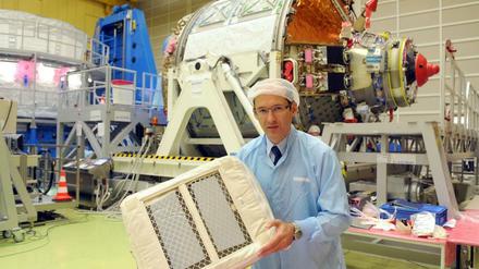 Am ATV-Produktionsort in Bremen zeigt ein Mitarbeiter ein Frachtmodul des Raumtransporters.