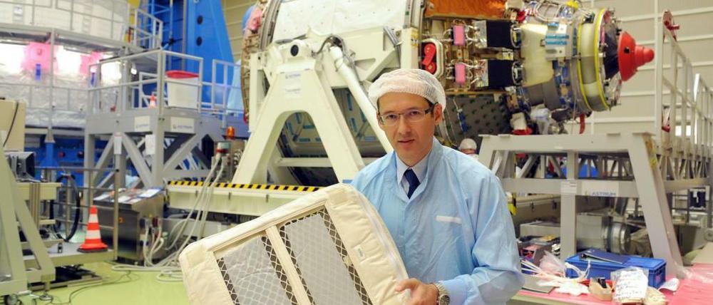 Am ATV-Produktionsort in Bremen zeigt ein Mitarbeiter ein Frachtmodul des Raumtransporters.