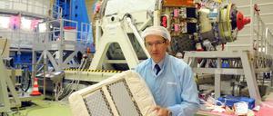 Am ATV-Produktionsort in Bremen zeigt ein Mitarbeiter ein Frachtmodul des Raumtransporters.