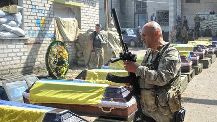 Letzter Gruß. Kämpfer des Bataillons Aydar zollen gefallenen Kameraden bei einer Zeremonie in Starobelsk in der Nähe von Lugansk Respekt.