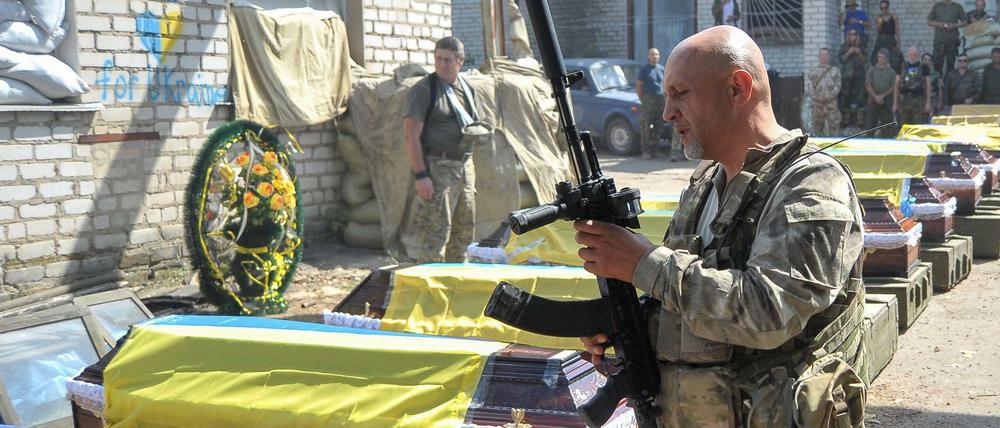 Letzter Gruß. Kämpfer des Bataillons Aydar zollen gefallenen Kameraden bei einer Zeremonie in Starobelsk in der Nähe von Lugansk Respekt. 