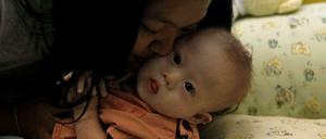 Die Leihmutter Pattharamon Janbua mit Gammy, dem Jungen, der an Trisomie 21 leidet.