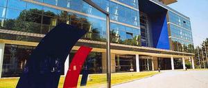 Zentrale der Postbank in Bonn. Im November 2010 übernimmt die Deutsche Bank die Mehrheit der Postbank-Aktien. Die Postbank bleibt jedoch nach den Plänen der Deutschen Bank eine eigenständige Aktiengesellschaft mit eigener Marke. 