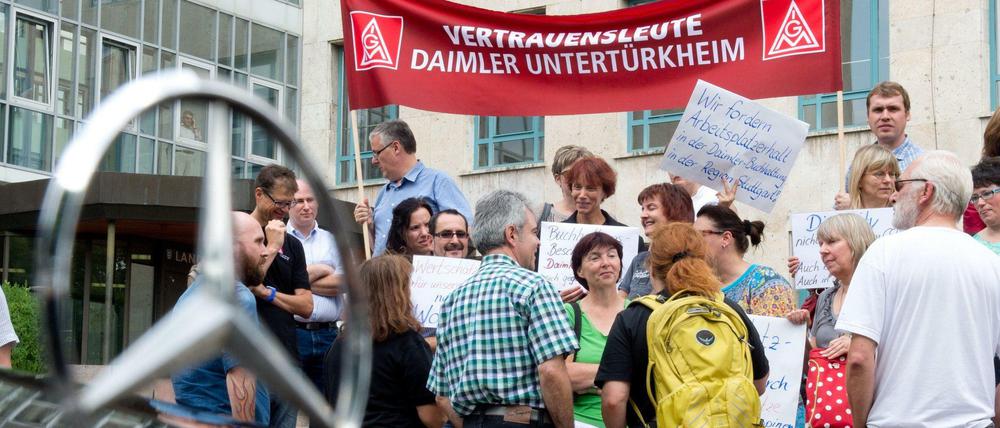 Demonstranten stehen vor dem Landgericht in Stuttgart. Anlass für den Protest ist eine Klage des Autoherstellers Daimler gegen denSüdwestrundfunk wegen einer Reportage über Dumpinglöhne in einem Werk des Autobauers.