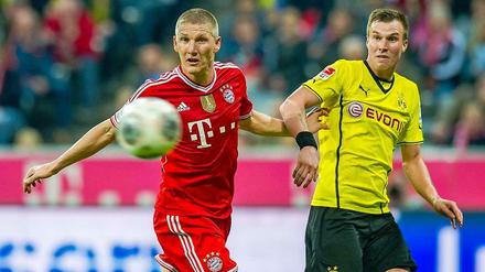 Bastian Schweinsteiger vom FC Bayern München und Kevin Großkreutz von Borussia Dortmund kämpfen in der Allianz-Arena von München in einem Spiel der Bundesliga um den Ball.