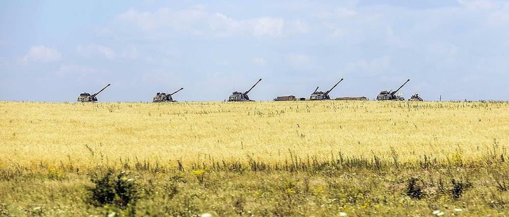 Ukrainische Panzer stehen in der Nähe der Absturzstelle von MH17 Wache.