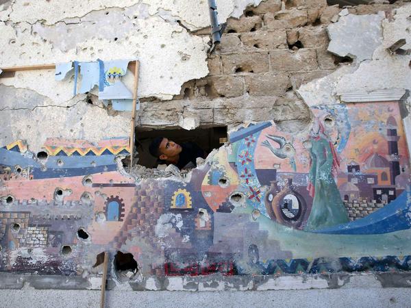 In einer Schule der Vereinten Nationen beim Jabalia-Flüchtlingscamp in Gaza inspiziert ein Palästinenser die Schäden nach einem israelischen Angriff, bei dem mindestens 16 Menschen starben.
