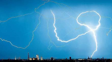 Zuckende Blitze über München