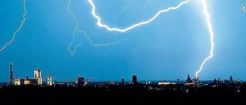 Zuckende Blitze über München