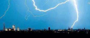 Zuckende Blitze über München