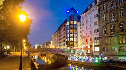Helle Nacht. Schon schwaches Licht in der Nacht bringt die Melatonin-Produktion des Körpers durcheinander. Das beeinflusst auch die Wirkung von Brustkrebsmitteln.