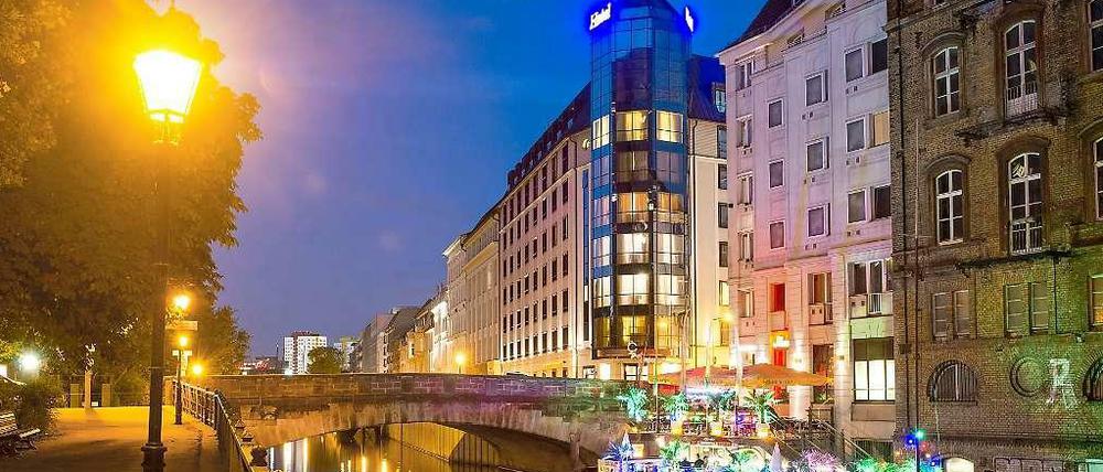 Helle Nacht. Schon schwaches Licht in der Nacht bringt die Melatonin-Produktion des Körpers durcheinander. Das beeinflusst auch die Wirkung von Brustkrebsmitteln.