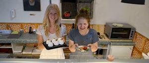 Mutter-Tochter-Gespann. Während Ute Rohrbeck im mecklenburgischen Rögnitz den Ziegenkäse in Handarbeit herstellt, verkauft ihre Tochter Lale (rechts) den Käse im Kreuzberger Laden. 