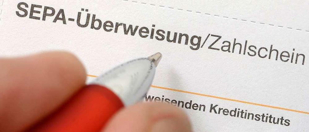 Aufgepasst und nachgezählt. An die Stelle von Kontonummer und Bankleitzahl tritt künftig Iban. Die Zahlenkolonne ist gewöhnungsbedürftig.