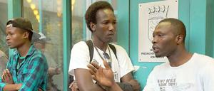 Jetzt ist die Verwaltung am Zug - allerdings nicht das Kreuzberger Rathaus, sondern die Ausländerbehörde. Einer der Flüchtlinge vom Oranienplatz sitzt jetzt in Abschiebehaft.