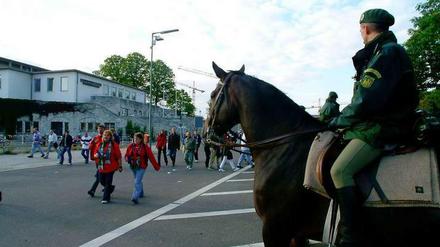 Einsatz am Olympiastadion. Hier fahren die Gästefans zu den Bahnhöfen und in ihre Hotels. Hier treffen die S-Bahnen der Hertha-Fans ein. Die Polizei ist immer mit einigen Kräften am Südtor. Für den Fall der Fälle.