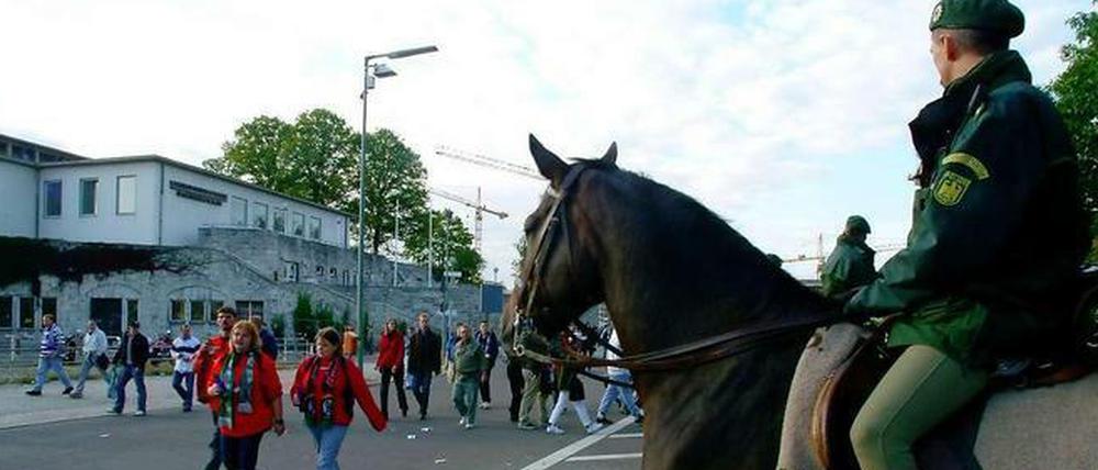 Einsatz am Olympiastadion. Hier fahren die Gästefans zu den Bahnhöfen und in ihre Hotels. Hier treffen die S-Bahnen der Hertha-Fans ein. Die Polizei ist immer mit einigen Kräften am Südtor. Für den Fall der Fälle.
