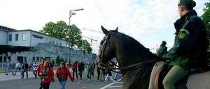 Einsatz am Olympiastadion. Hier fahren die Gästefans zu den Bahnhöfen und in ihre Hotels. Hier treffen die S-Bahnen der Hertha-Fans ein. Die Polizei ist immer mit einigen Kräften am Südtor. Für den Fall der Fälle.