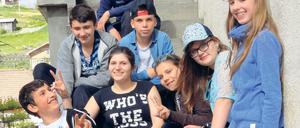 Mishel (zu sehen in der Mitte, im schwarzen T-Shirt), im Mai in Valkosel – umgeben von ihren Berliner Mitschülern und Klassenlehrerin Ruth Winkler-Ristau (unten rechts).