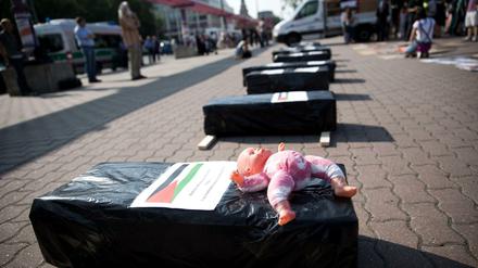 Rund 500 Menschen haben nach Angaben der Polizei in Berlin am Samstag unter dem Motto "Für Frieden in Palästina" demonstriert.