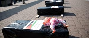 Rund 500 Menschen haben nach Angaben der Polizei in Berlin am Samstag unter dem Motto "Für Frieden in Palästina" demonstriert.