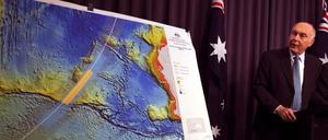 Australiens Premierminister Warren Truss zeigt eine Karte des Suchgebiets.