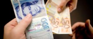 Aus alt mach neu: Bei der Bundesbank wird es noch ewig für alte D-Mark frische Euro geben, zum immer gleichen Verhältnis: 1,95583.