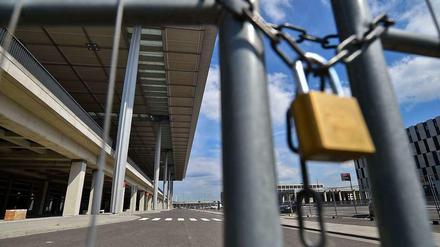 Wegen Nicht-Fertigstellung geschlossen. Wann der BER wohl jemals öffnet? Darüber streiten Experten.