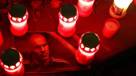 Robert Enke war Torhüter von Hannover 96 und ist 2009 vor einen Zug gesprungen, 40 000 Trauergäste kamen zu einer Gedenkfeier ins Stadion von Hannover, sie wurde auf fünf Fernsehprogrammen live übertragen.