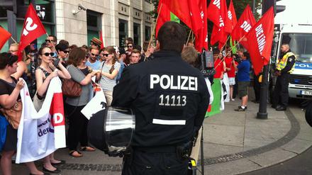 Etwa 200 Personen protestierten gegen die Neonazi-Kundgebung auf dem Pariser Platz.