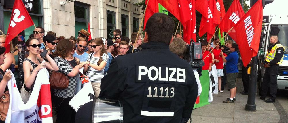 Etwa 200 Personen protestierten gegen die Neonazi-Kundgebung auf dem Pariser Platz.