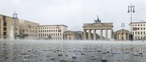 Starkregen. So sah es Dienstagnachmittag am Brandenburger Tor aus.