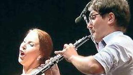 Eva Suskova singt und Matus Velas spielt auf der Oboe