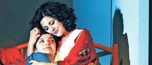 Schatten spüren. Marianne Crebassa (l.) als Charlotte mit ihre Mutter (Geraldine Chauvet).