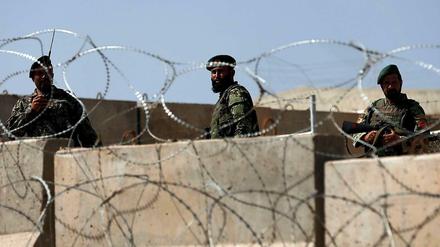 Afghanische Sicherheitskräfte stehen nach dem Anschlag an der Militärakademie Wache.