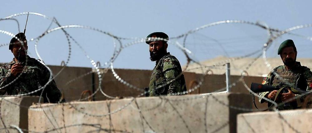 Afghanische Sicherheitskräfte stehen nach dem Anschlag an der Militärakademie Wache.