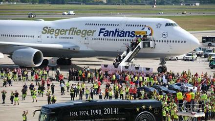 Ankunft in Tegel. Aus der "Potsdam" steigt der Weltmeister aus.