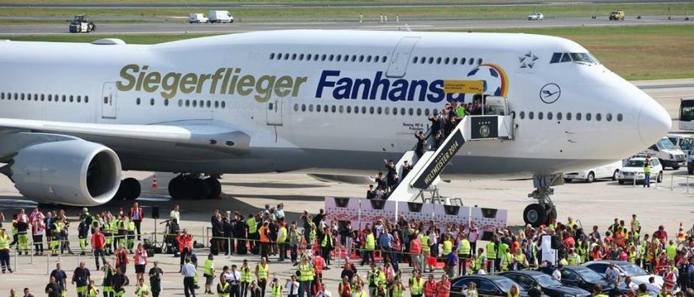 Ankunft in Tegel. Aus der "Potsdam" steigt der Weltmeister aus.