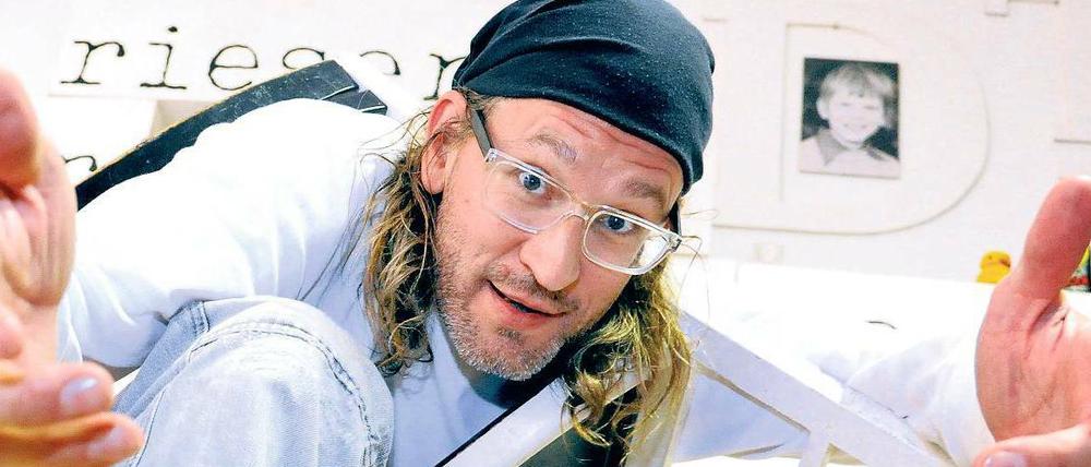 Kuckuck! Gelenkige Kleinkünstler wie Marcus Jeroch stecken lieber in Stühlen statt langweilig drauf zu sitzen.