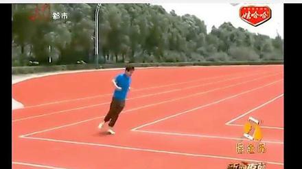 Die eckige Laufbahn im Tonghe-Stadion in China.