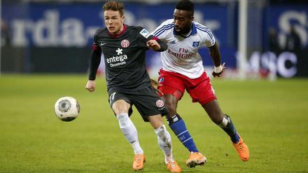 Wunschspieler: Nicolai Müller von Mainz 05 (li.) könnte bald Teamkollege von HSV-Verteidiger Johan Djourou werden.