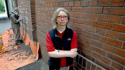 Gedenken in Stein: Die Künstlerin Susanne Ahner hatte den Wettbewerb für die Gedenkstätte gewonnen. Mit Schablonen und einer Sandstrahlpistole wurden die Namen der Ermordeten ins Ziegelwerk graviert.