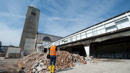 Großbaustelle für das umstrittene Bauprojekt Stuttgart 21: Fast genau viereinhalb Jahre nach dem Start der Bauarbeiten am umstrittenen Projekt Stuttgart 21 starten die Bauarbeiten für das Herzstück des Projekts. Im Schlossgarten neben dem bisherigen Kopfbahnhof wird fortan der Trog für den geplanten Tiefbahnhof ausgehoben, der laut Bahn Ende 2021 in Betrieb gehen soll.