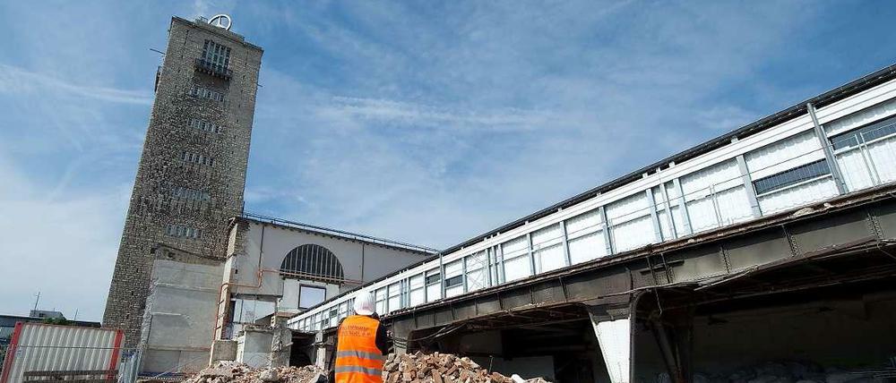 Großbaustelle für das umstrittene Bauprojekt Stuttgart 21: Fast genau viereinhalb Jahre nach dem Start der Bauarbeiten am umstrittenen Projekt Stuttgart 21 starten die Bauarbeiten für das Herzstück des Projekts. Im Schlossgarten neben dem bisherigen Kopfbahnhof wird fortan der Trog für den geplanten Tiefbahnhof ausgehoben, der laut Bahn Ende 2021 in Betrieb gehen soll.
