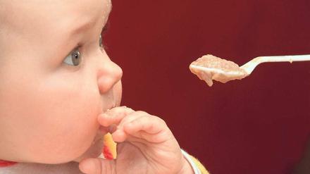 Kein Löffelchen für Oma. Geht es nach den Verfechterinnen der breifreien Kost, dürfen Babys sich einfach vom Tisch schnappen, worauf sie Appetit haben.