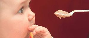 Kein Löffelchen für Oma. Geht es nach den Verfechterinnen der breifreien Kost, dürfen Babys sich einfach vom Tisch schnappen, worauf sie Appetit haben.