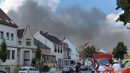 Die Rauchwolken zogen bis in ein angrenzendes Wohngebiet.