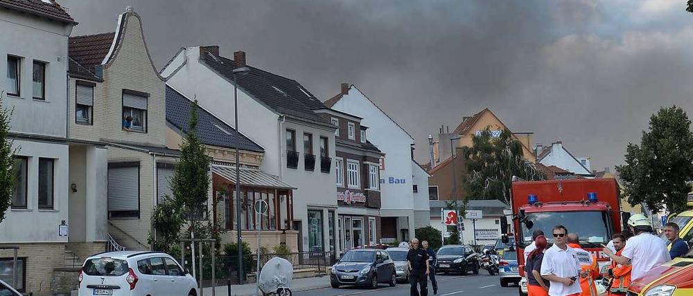 Die Rauchwolken zogen bis in ein angrenzendes Wohngebiet.
