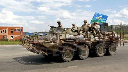 Ukrainische Soldaten vor Slawjansk. Die wochenlang von Separatisten eingenommene Stadt wurde zurückerobert. Bei anderen Städten könnte das schwieriger werden.
