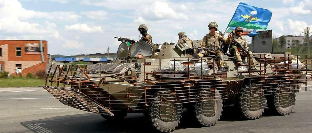 Ukrainische Soldaten vor Slawjansk. Die wochenlang von Separatisten eingenommene Stadt wurde zurückerobert. Bei anderen Städten könnte das schwieriger werden.